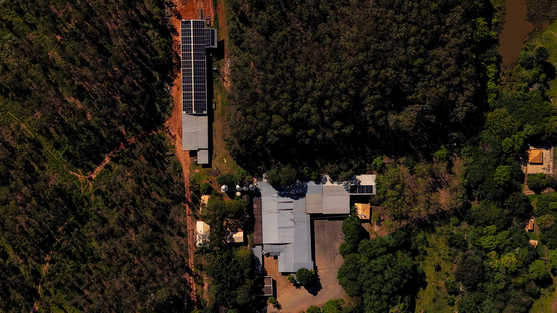 Vista de cima da fábrica e galpão com painéis solares